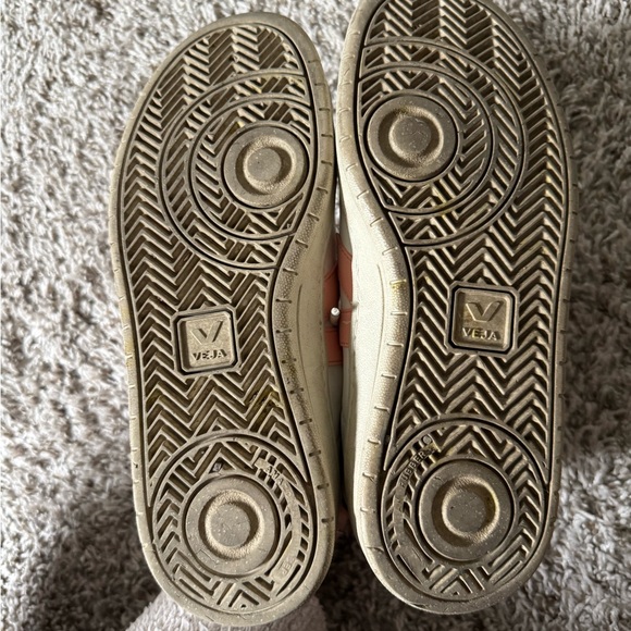 Veja 8 Urca Bicolor Low-Top Sneakers in Pink and White - Picture 6 of 9